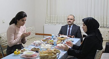 Depremzede ailenin iftarına misafir oldular
