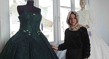 Depremzede kadın, evinin çatısında gelinlik ve abiye satışına başladı