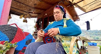 Depremzede kadının elinin değdiği buğday sapları, tepsi oluyor