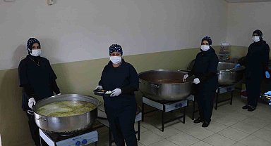 Depremzede kadınların elinde pişen yemekler, günde 500 kişinin iftar yemeği oluyor