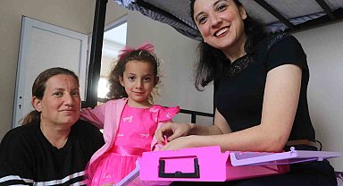 Depremzede Nur'un "Ben üşüyorum, ev istiyorum" sözüyle harekete geçen sağlıkçı Havva, afetzede aileyi yuvasına kavuşturdu