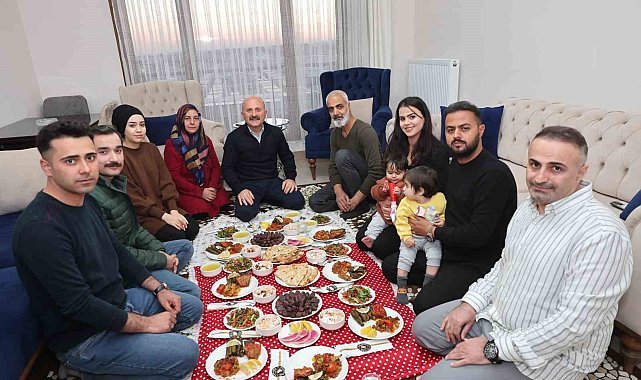 Depremzedeler iftarlarını yeni yuvalarında açtı