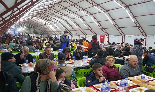 Depremzedeler ilk iftarını AFAD'ın iftar çadırında açtı