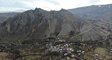 Dev mantar kayalar köyü tehdit ediyor