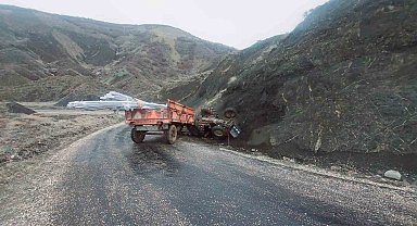 Devrilen traktörün altında kalan sürücü yaralandı