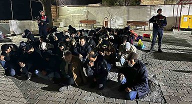 Didim'de 51 düzensiz göçmen, 3 göçmen kaçakçısı yakalandı