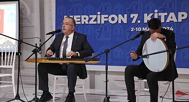 Din musikisi profesörü rektörden kitap fuarında müzik resitali