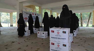 Diyanet Vakfı'ndan Bangladeş'te 30 hafız öğrenciye gıda paketi yardımı