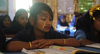 Diyanet Vakfı'nın Bangladeş'te inşa ettiği okullarda bin 250 çocuk eğitim görüyor
