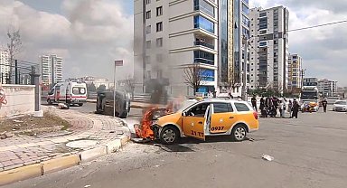 Diyarbakır'da çarpışan iki araçtan biri alev aldı
