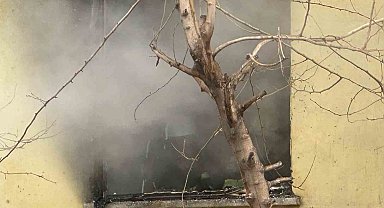 Diyarbakır'da ev yangını: İtfaiye eri yaralandı