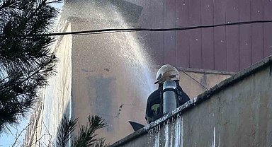 Diyarbakır'da oto boya dükkanında yangın: 3 işçi dumandan etkilendi