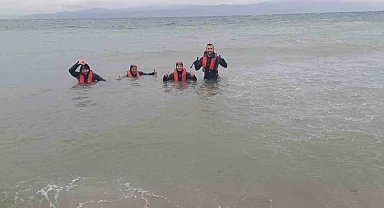 Dondurucu soğuk suda eğitim yapıyorlar