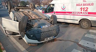 Döner kavşakta çarpışan 2 araçtan biri takla attı: 2 yaralı