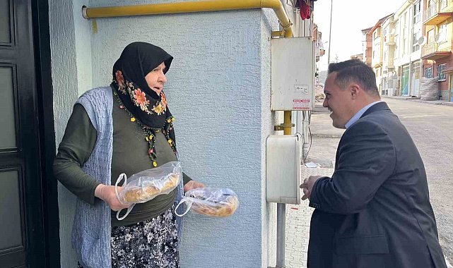 Down sendromlu muhtar adayı kapı kapı dolaşıp Ramazan pidesi dağıtıyor