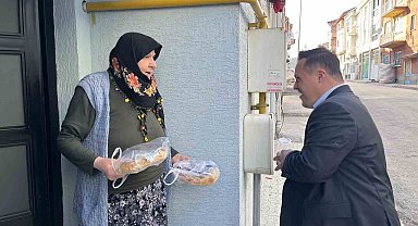 Down sendromlu muhtar adayı kapı kapı dolaşıp Ramazan pidesi dağıtıyor