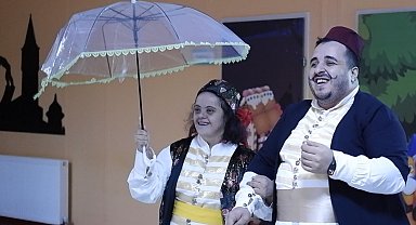 Down sendromlular sahneye çıktı