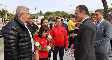 Dünya ikincisi ve üçüncüsü milli yüzücü Oral'a özel karşılama