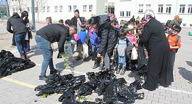 Dünya ormancılık gününde öğrencilere yüzlerce fidan dağıtıldı