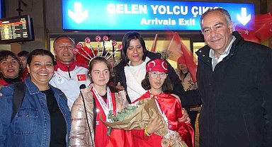 Dünya şampiyonu Selin Naz ve Nilsu'ya coşkulu karşılama