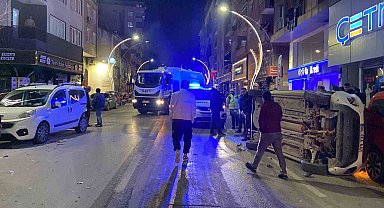 Duraklayan araca çarpıp devrildi: O anlar kamerada