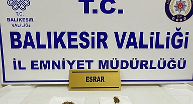 Durumundan şüphe duyulan şahsın üzerinden esrar ele geçirildi