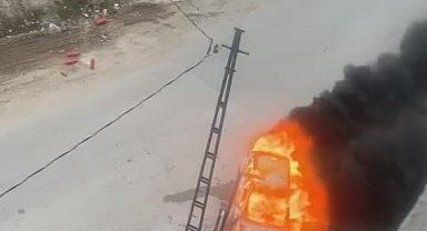Duvara çarpan otomobil yanarak kullanılamaz hale geldi