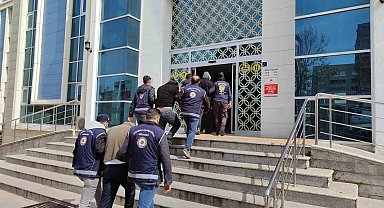 Düzensiz göçmen operasyonunda 2 tutuklama