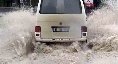 Edirne'de sağanak yağış: Caddeler göle döndü