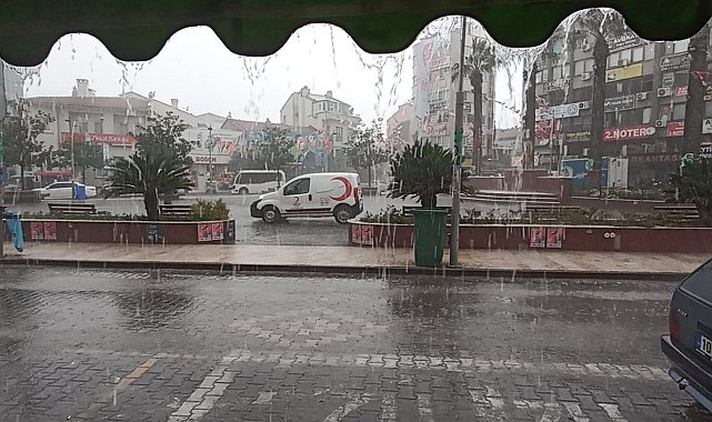 Edremit'te sağanak yağış etkili oluyor