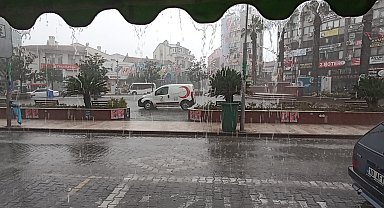 Edremit'te sağanak yağış etkili oluyor