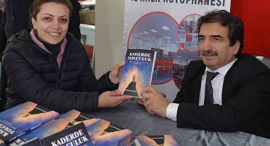 Efe, 'Kadere yolculuk' kitabını imzaladı