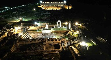 Efes'ten sonra gece ziyaretlerine açılan Hierapolis ve Pamukkale'nin yeni imajı mest etti