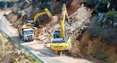 Eğil'de heyelan sonucu ulaşıma kapanan yol açıldı