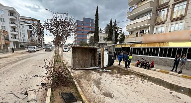Ehliyetsiz sürücünün kullandığı kamyonet devrildi