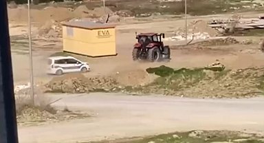 Ehliyetsiz traktör sürücüsü ile polis arasında yaşanan kovalamaca kamerada