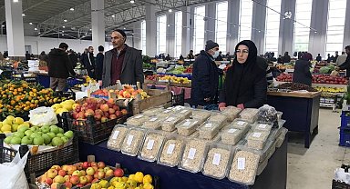 El emeği ürünlerini pazarda satan kadın esnaf aile ekonomisine katkı sağlıyor