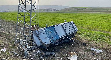 Elazığ'da hafif ticari araç elektrik direğine çarptı: 5 yaralı