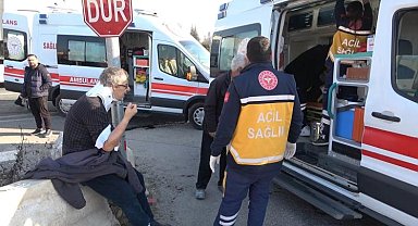 Elazığ'da pikap kamyonun altına girdi: 3 yaralı