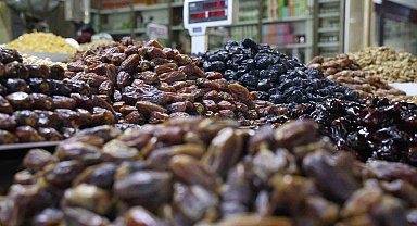 Elazığ'da Ramazan'ın vazgeçilmezi hurma tezgahlardaki yerini aldı