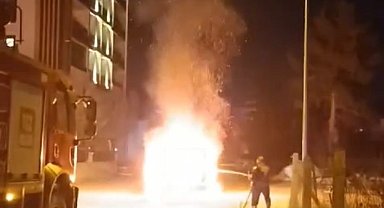 Elazığ'da seyir halindeki hafif ticari araç alev topuna döndü