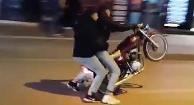 Elazığ'da tek teker üstünde giden motorcu tehlike saçtı