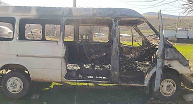 Elazığ'da yanan minibüs kullanılamaz hale geldi