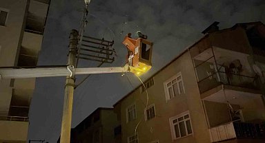 Elektrik kabloları bomba gibi patladı: 10 sokak karanlığa gömüldü