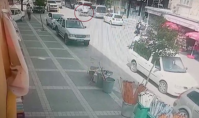 Elektrikli scooterin yayaya çarptığı anlar kamerada