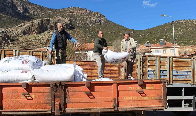 Elmalılı çiftçilere 366 çuval süt yemi desteği