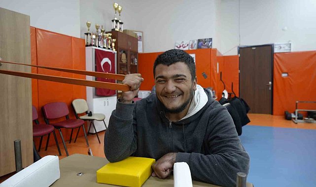 Engelli genç bilek güreşiyle hayata tutundu, Türkiye şampiyonu oldu
