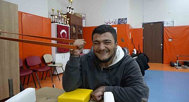 Engelli genç bilek güreşiyle hayata tutundu, Türkiye şampiyonu oldu