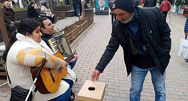 Engelli sokak müzisyenleri ilgi topladı