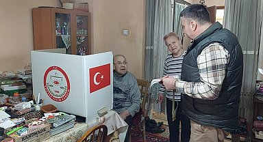 Engelli ve yaşlılar 'Seyyar sandık'la oy kullanıyor